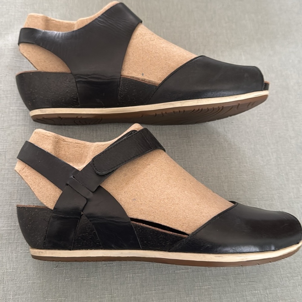 Dansko Brand Black Women's Sandals size 37 European sizing) Compares to 7M.
EUC. - Picture 5 of 9